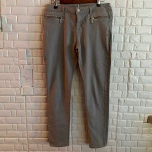 Michael Kors woman's pants size 6 /27
Lite green
